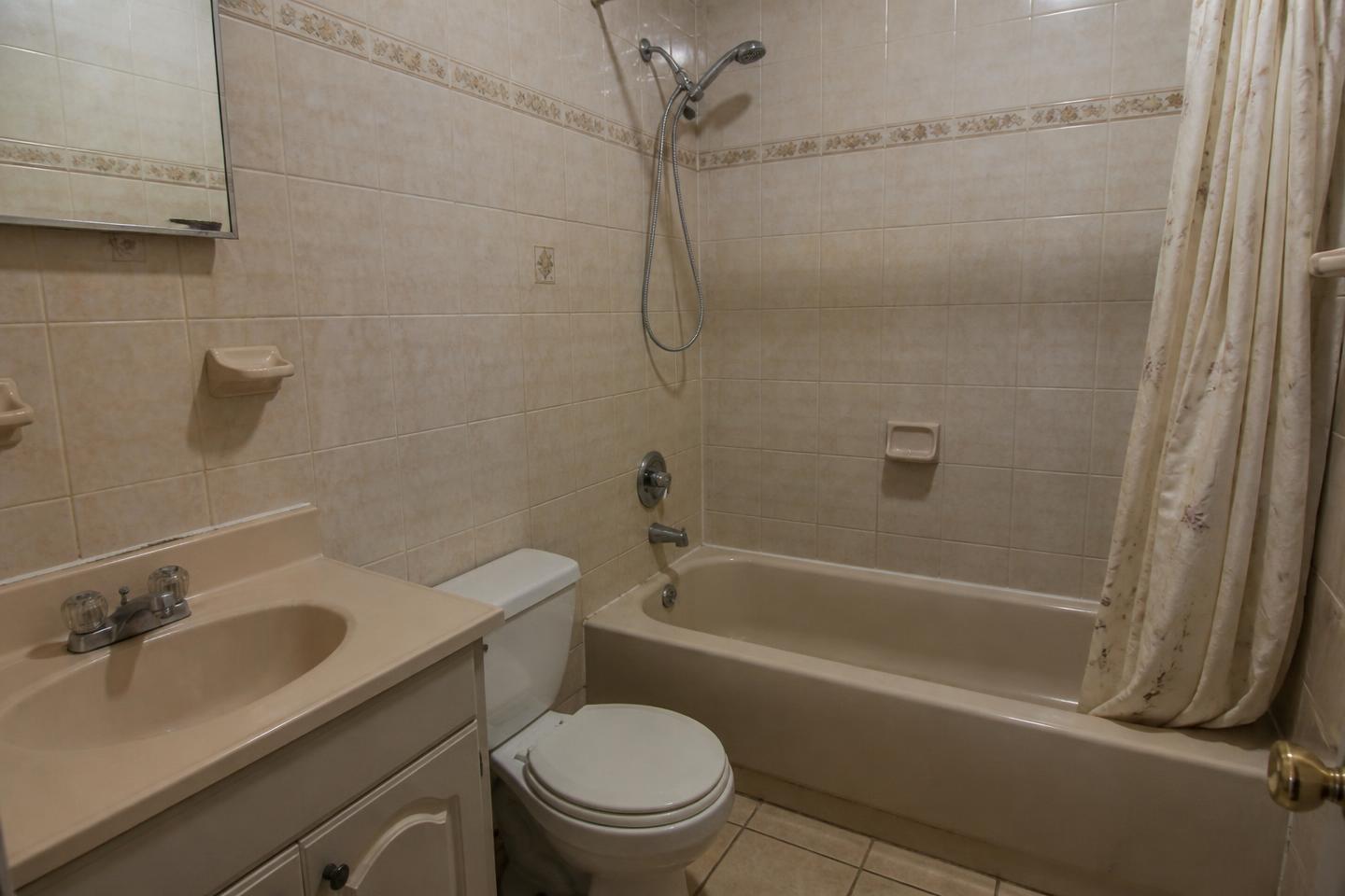 Badezimmer vor der Renovation